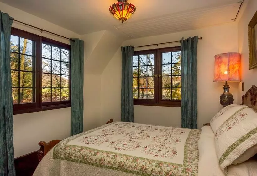 Castle On Glen 3 Bedroom Home