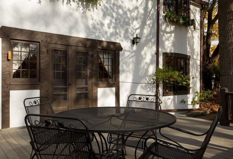 Castle On Glen   3 Bedroom Home