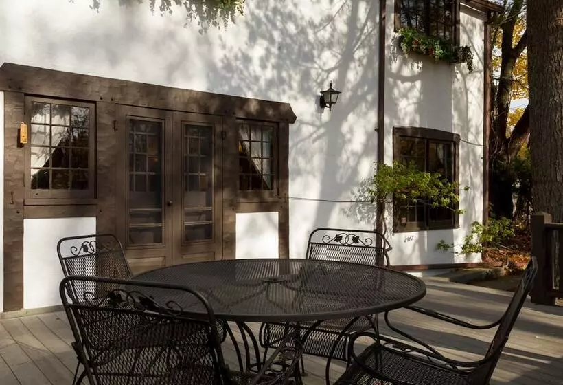 Castle On Glen 3 Bedroom Home