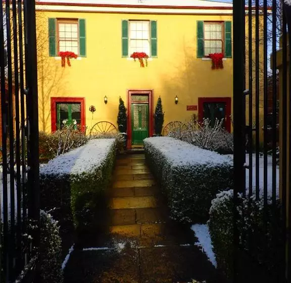 هتل Blakes Manor Self Contained Heritage Accommodation