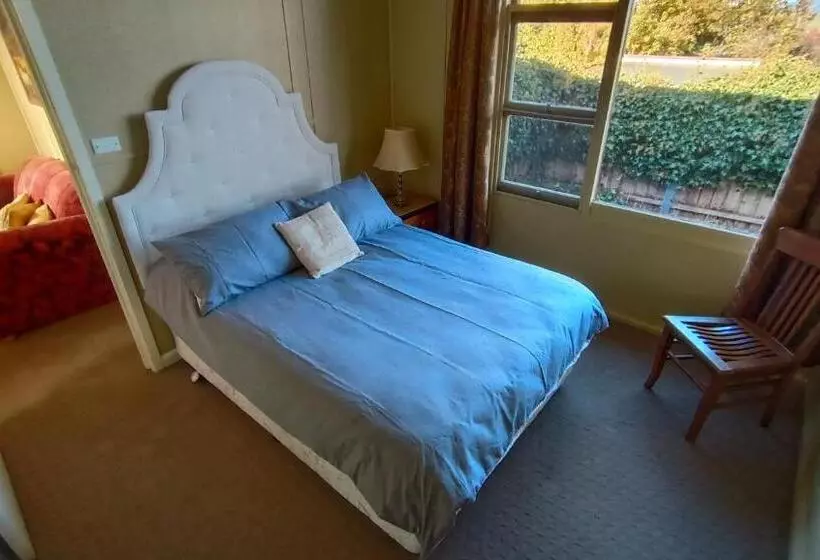 هتل Blakes Manor Self Contained Heritage Accommodation
