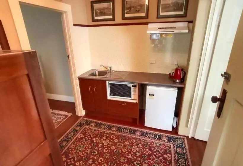 هتل Blakes Manor Self Contained Heritage Accommodation