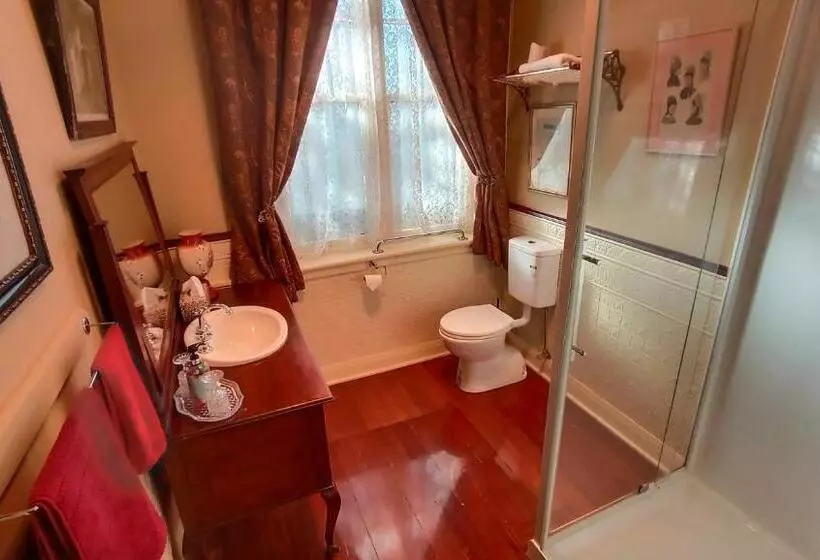 هتل Blakes Manor Self Contained Heritage Accommodation