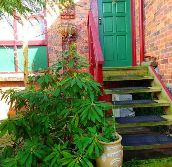هتل Blakes Manor Self Contained Heritage Accommodation