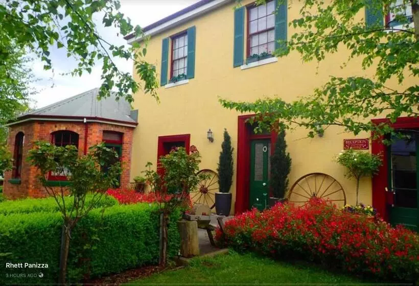 هتل Blakes Manor Self Contained Heritage Accommodation