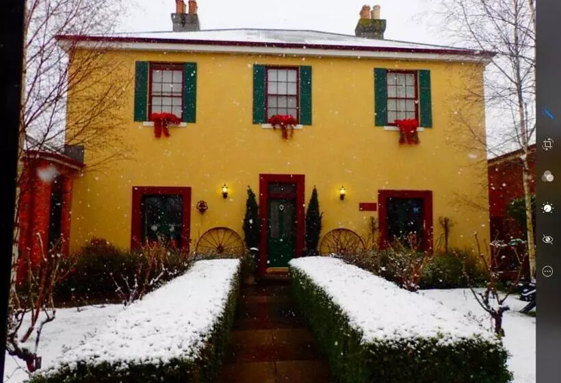 هتل Blakes Manor Self Contained Heritage Accommodation