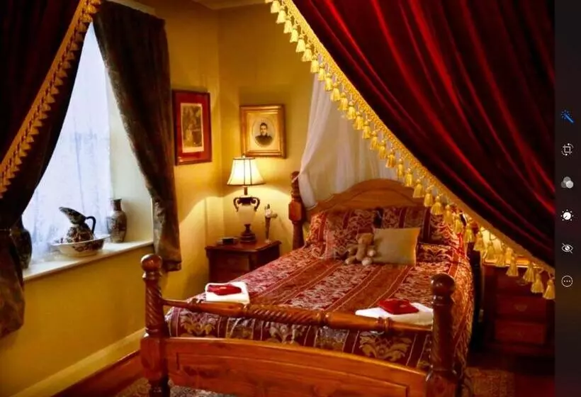 هتل Blakes Manor Self Contained Heritage Accommodation