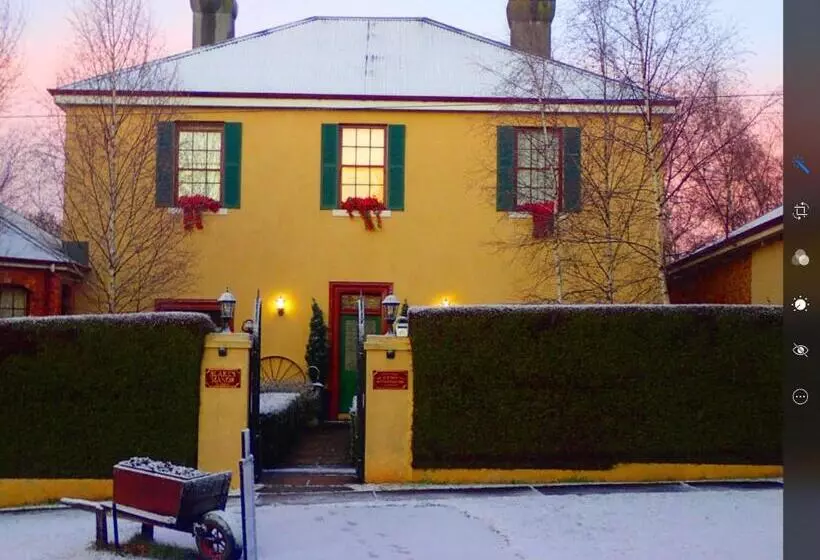 هتل Blakes Manor Self Contained Heritage Accommodation