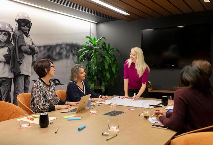 East Hotel And Apartments