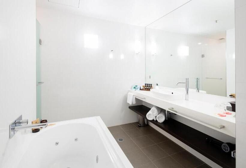 East Hotel And Apartments