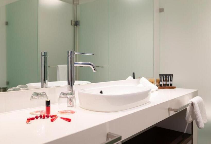 East Hotel And Apartments