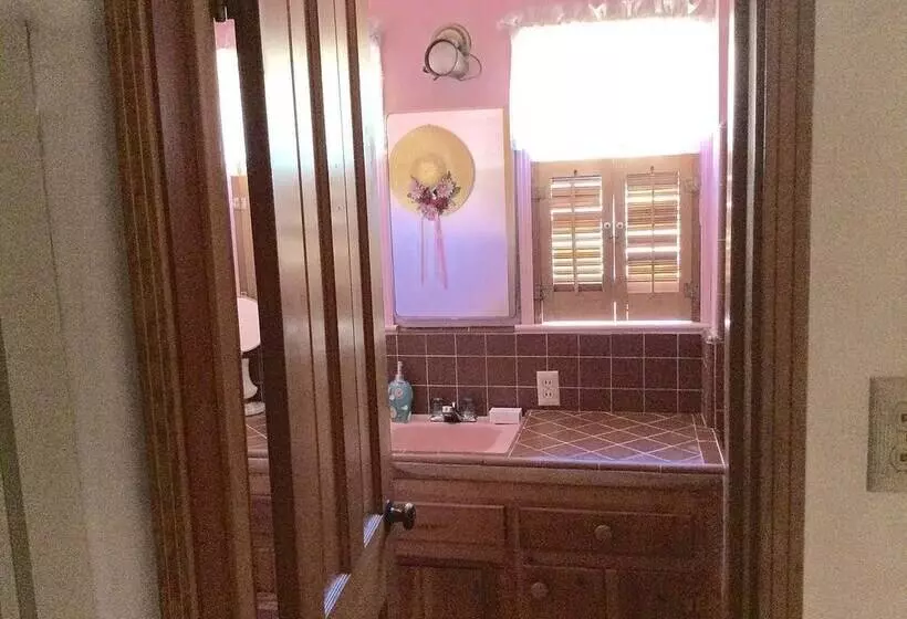 Отель Kern Riverfront Lodge