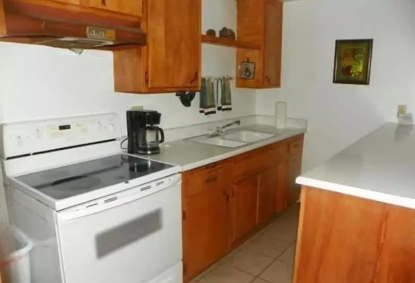 Отель Kern Riverfront Lodge