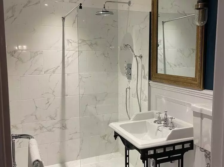 هتل The Leagate Inn