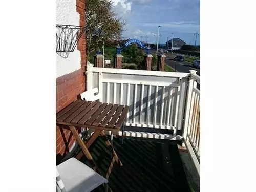 تختخواب و صبحانه Far End Guest House