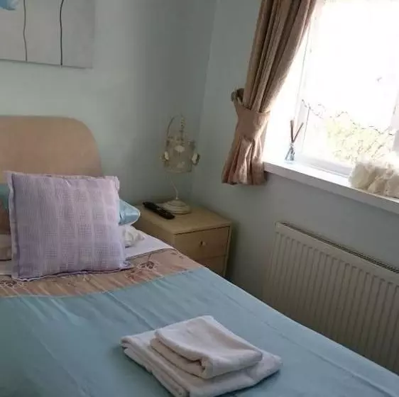 تختخواب و صبحانه Far End Guest House