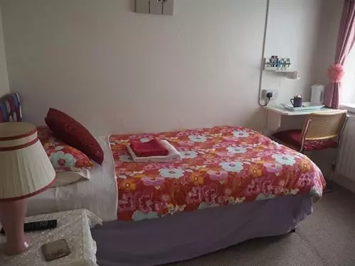 تختخواب و صبحانه Far End Guest House