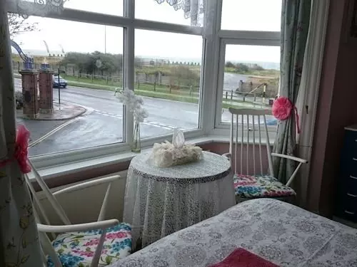 تختخواب و صبحانه Far End Guest House