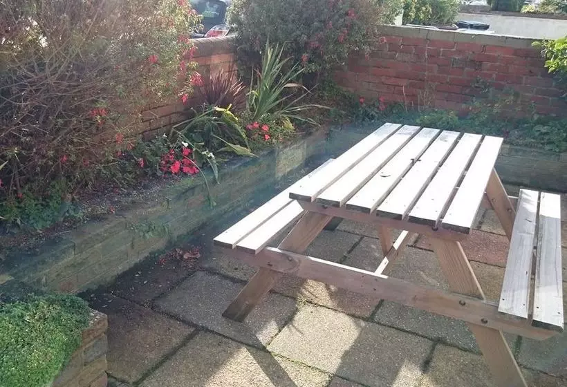 تختخواب و صبحانه Far End Guest House