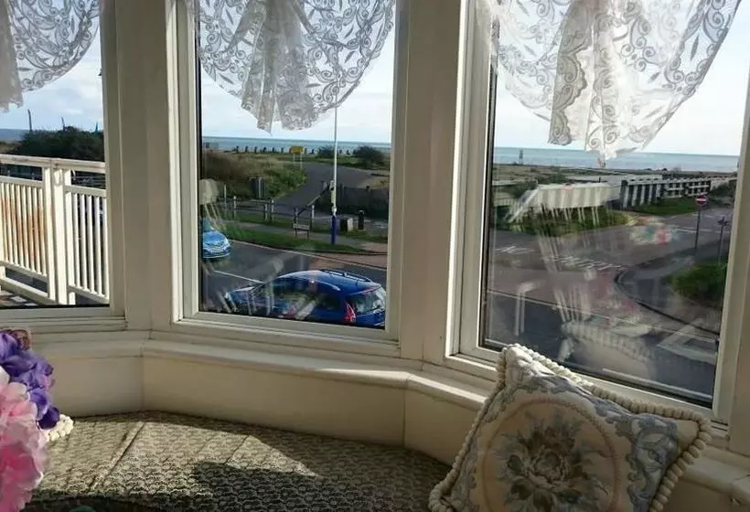 تختخواب و صبحانه Far End Guest House