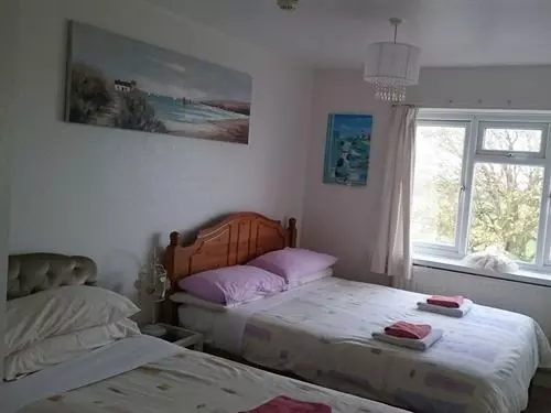 تختخواب و صبحانه Far End Guest House