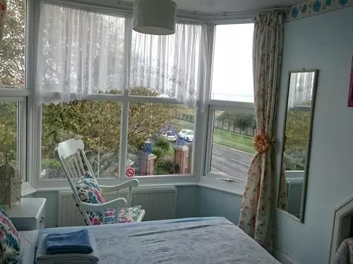 تختخواب و صبحانه Far End Guest House