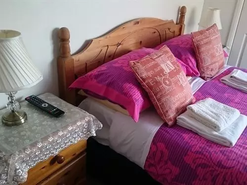 تختخواب و صبحانه Far End Guest House