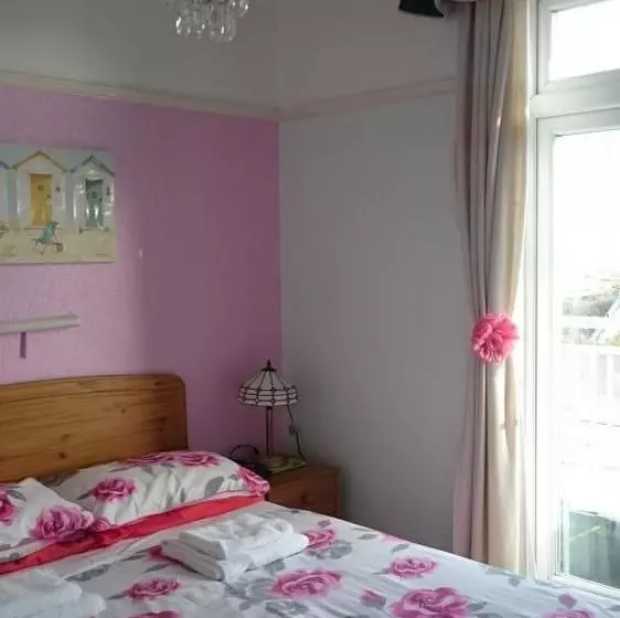 تختخواب و صبحانه Far End Guest House