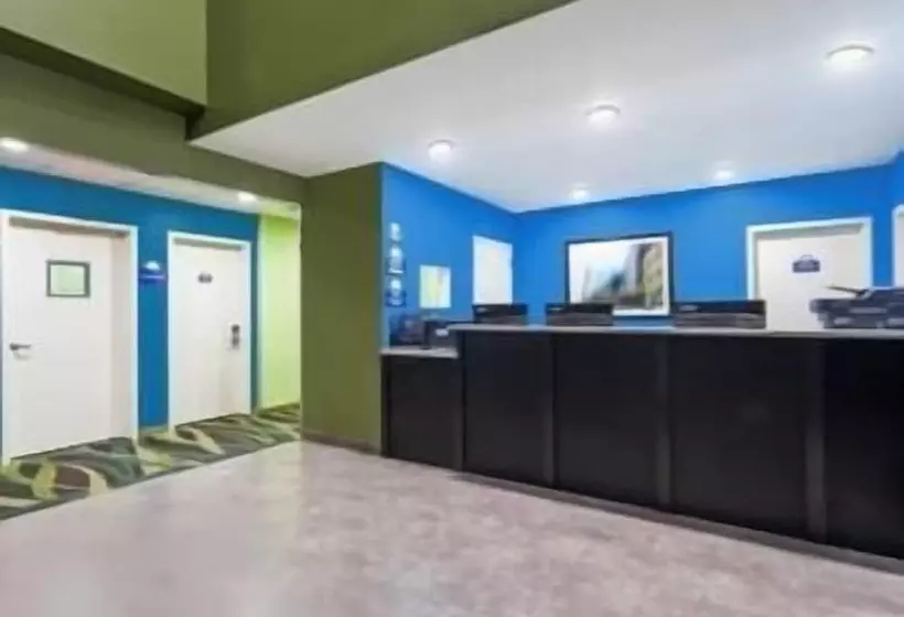 Отель Days Inn & Suites By Wyndham Jamaica Jfk Airport