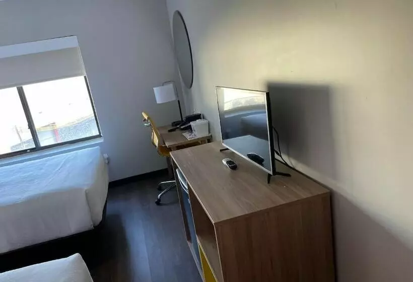 Отель Days Inn & Suites By Wyndham Jamaica Jfk Airport