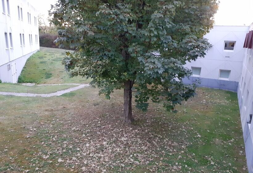 בית מלון כפרי F1 Saintes