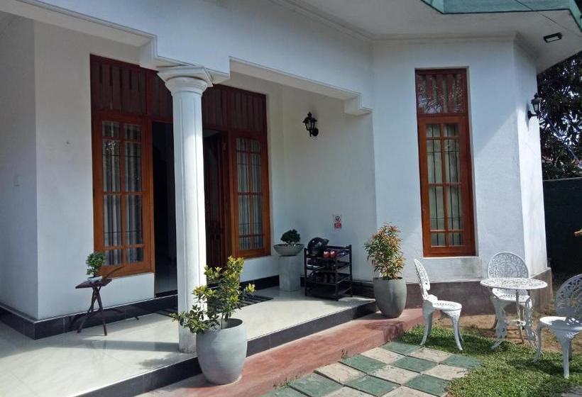 Отель Romaya Inn Negombo