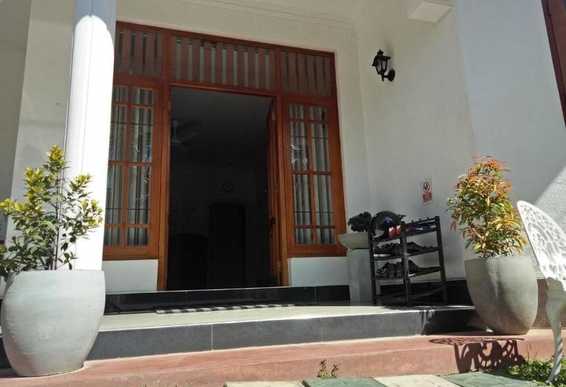 Отель Romaya Inn Negombo