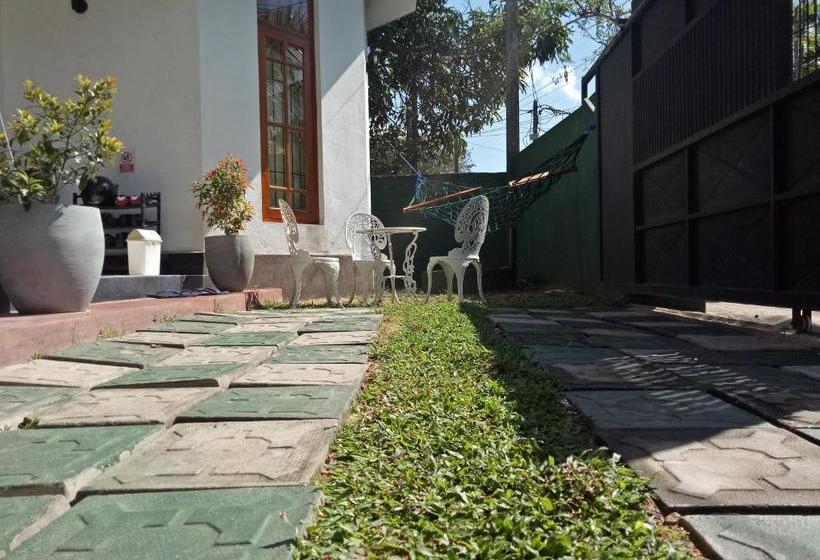 Отель Romaya Inn Negombo