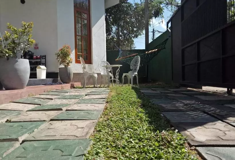 Отель Romaya Inn Negombo