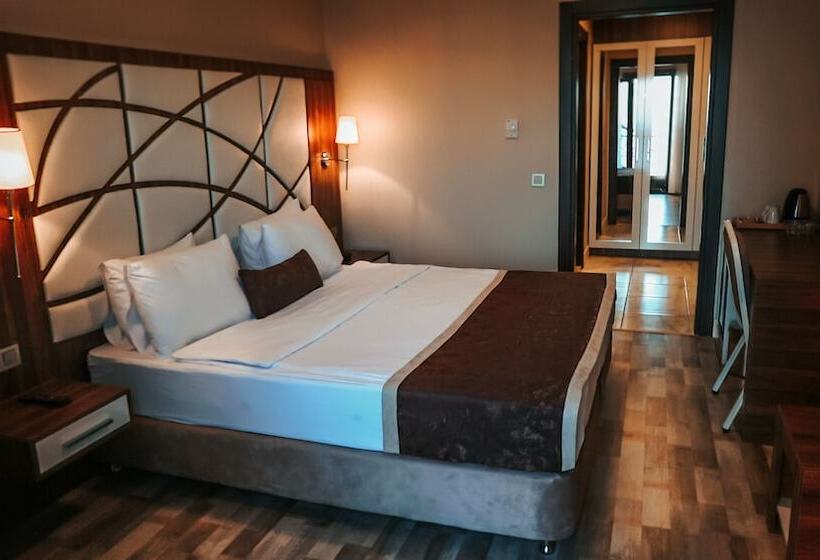 Hotel The Grand Mira Business