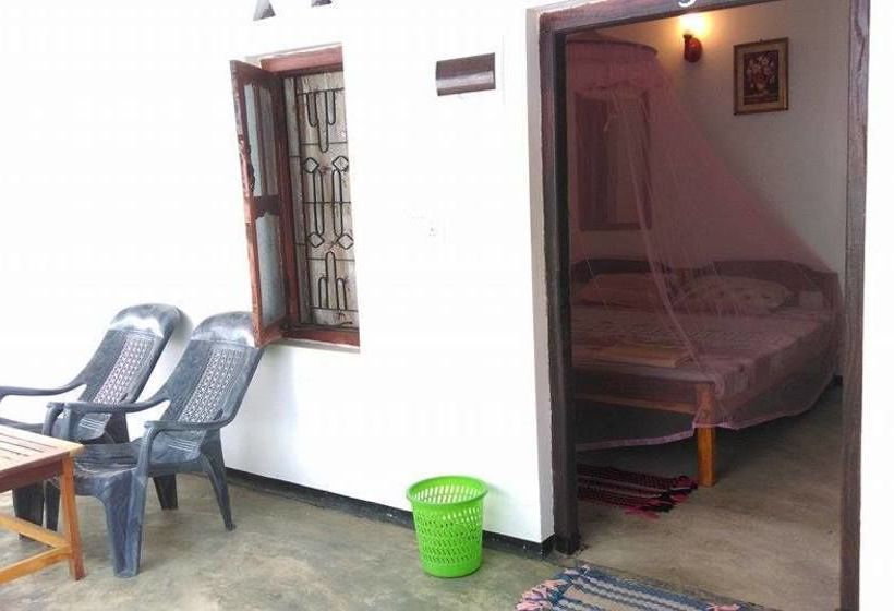 פנסיון Arugambay Village