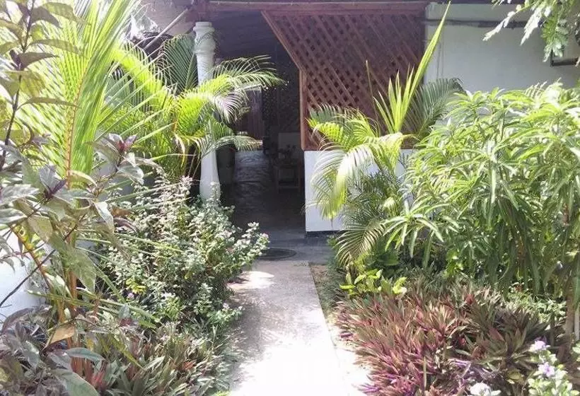 پانسیون Arugambay Village