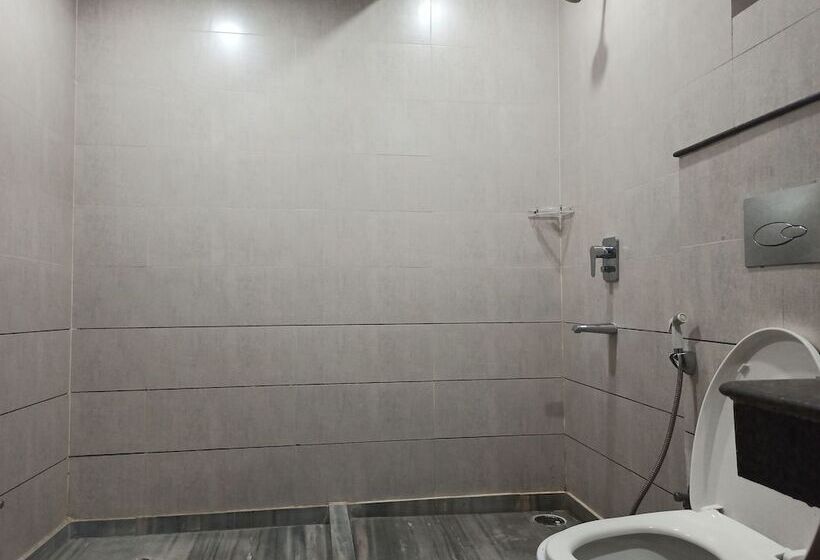 هتل Autumn Crocus