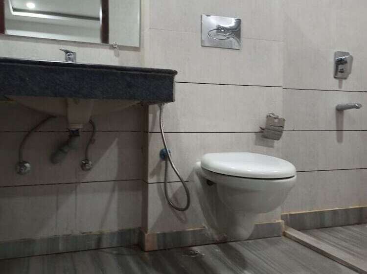 هتل Autumn Crocus