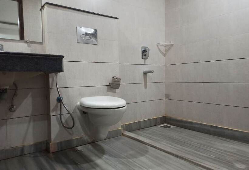 هتل Autumn Crocus