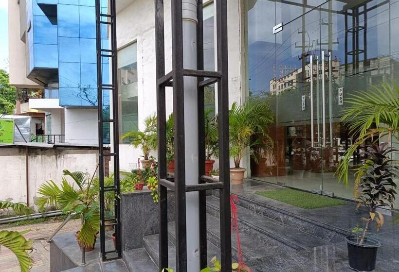 هتل Autumn Crocus