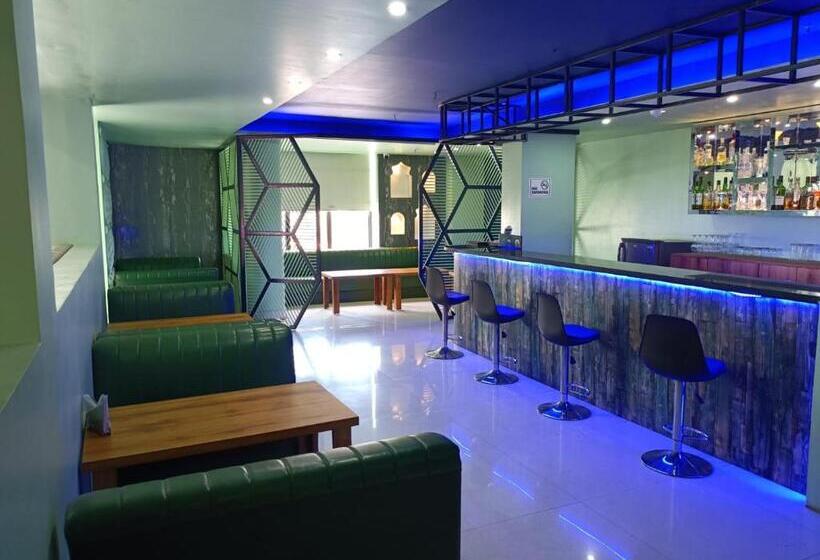 هتل Autumn Crocus