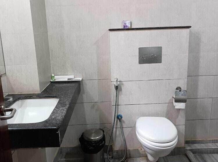 هتل Autumn Crocus