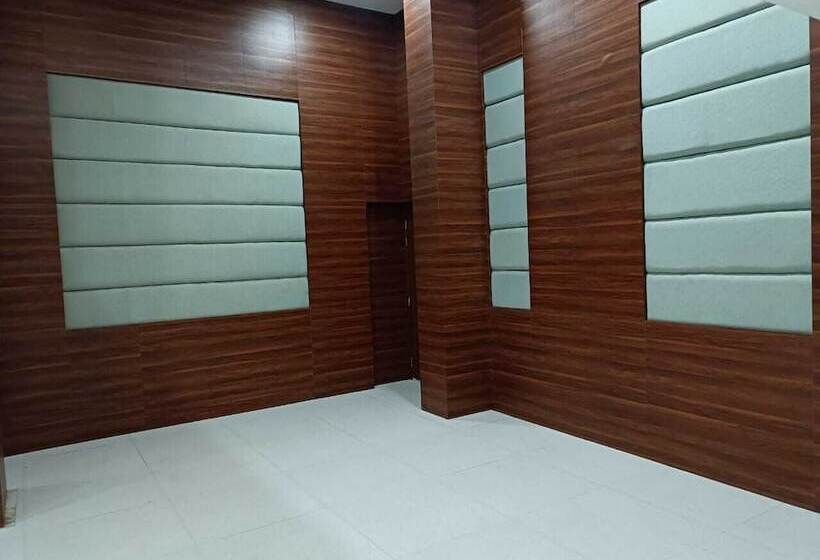 هتل Autumn Crocus