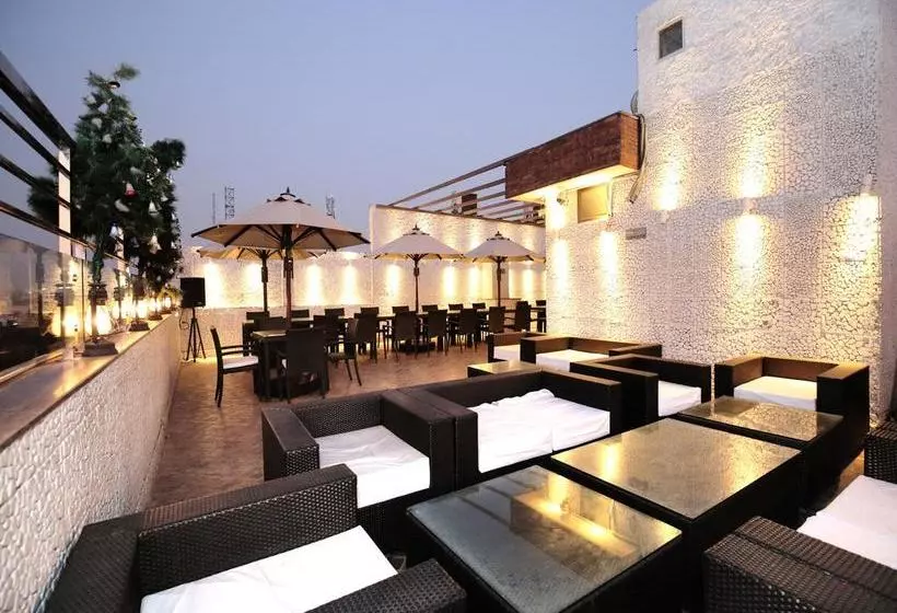 בית מלון כפרי ZO Rooms Iconic Panchkula Sector 11