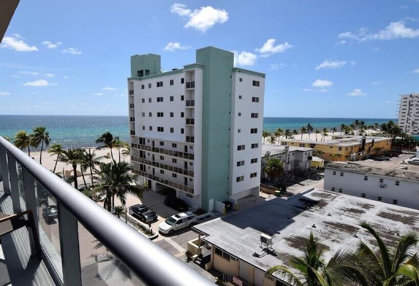 Отель Hollywood Bliss Studio Balcony Beach View