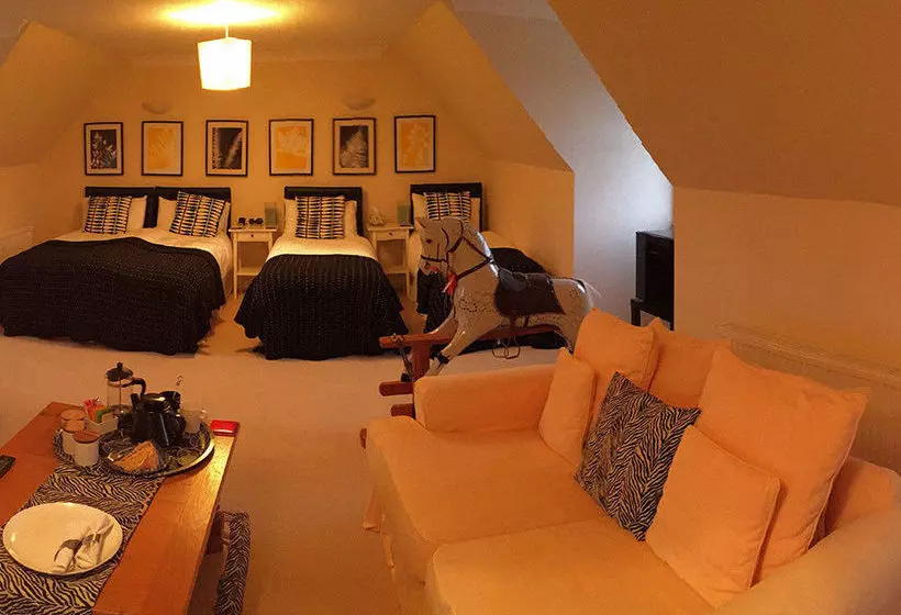 تختخواب و صبحانه A Room In The Country