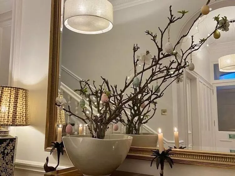 تختخواب و صبحانه Antler Guest House