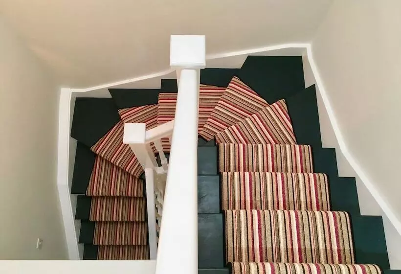 تختخواب و صبحانه Antler Guest House